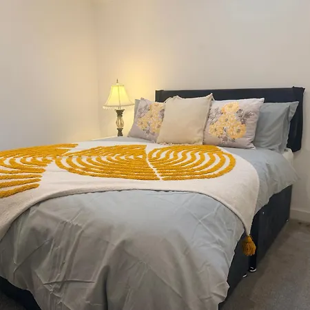 4beds, 2 Bedrooms Contractor,parking شقة برادفورد