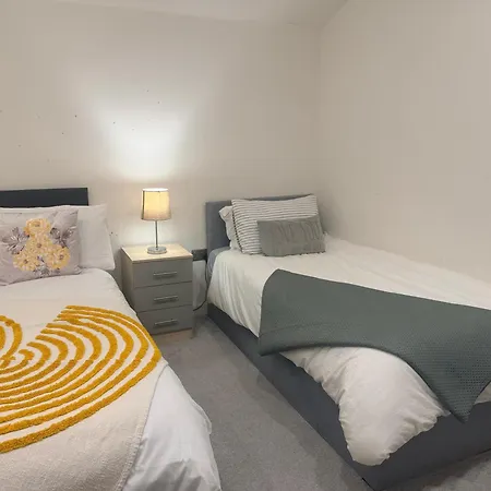 4beds, 2 Bedrooms Contractor,parking * برادفورد