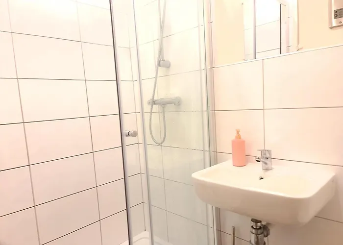 4beds, 2 Bedrooms Contractor,parking شقة