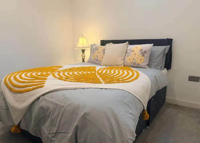 4beds, 2 Bedrooms Contractor,parking شقة برادفورد