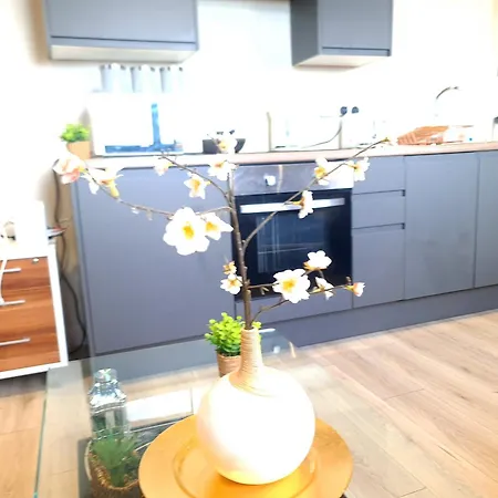 4beds, 2 Bedrooms Contractor,parking * Bradford (West Yorkshire)