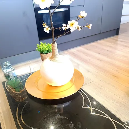 4beds, 2 Bedrooms Contractor,parking Apartment Bradford (West Yorkshire)