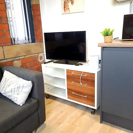 4beds, 2 Bedrooms Contractor,parking Apartment *