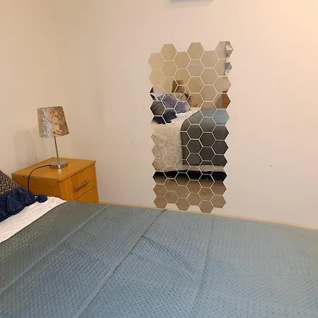 4beds, 2 Bedrooms Contractor,parking Bradford (West Yorkshire)