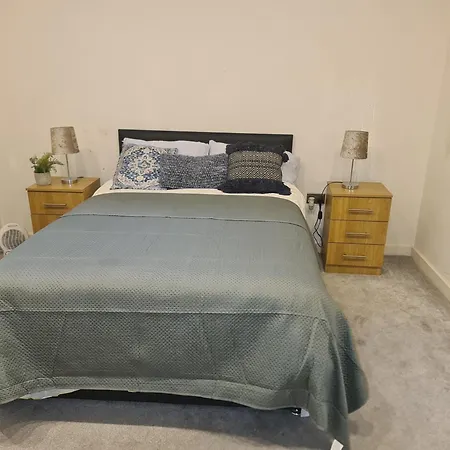 4beds, 2 Bedrooms Contractor,parking Apartment Bradford (West Yorkshire)