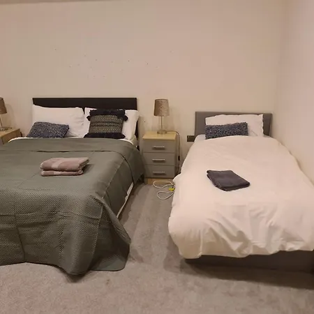 4beds, 2 Bedrooms Contractor,parking