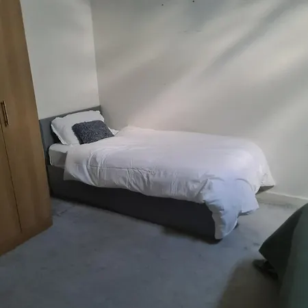 4beds, 2 Bedrooms Contractor,parking Apartment