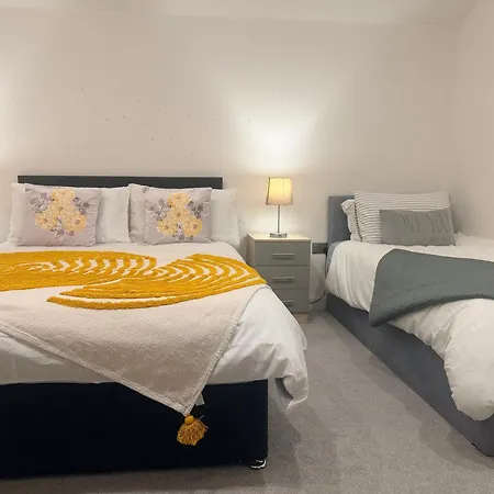 4beds, 2 Bedrooms Contractor,parking