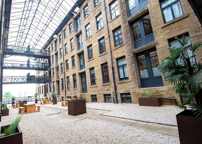 4beds, 2 Bedrooms Contractor,parking Брадфорд