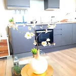 4beds, 2 Bedrooms Contractor,parking * Bradford (West Yorkshire)